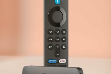 Amazon Fire TV Stick 4K Plus avec sa télécommande vocale Alexa