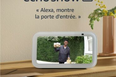 Écran connecté Echo Show 5 bleu-gris posé sur une étagère