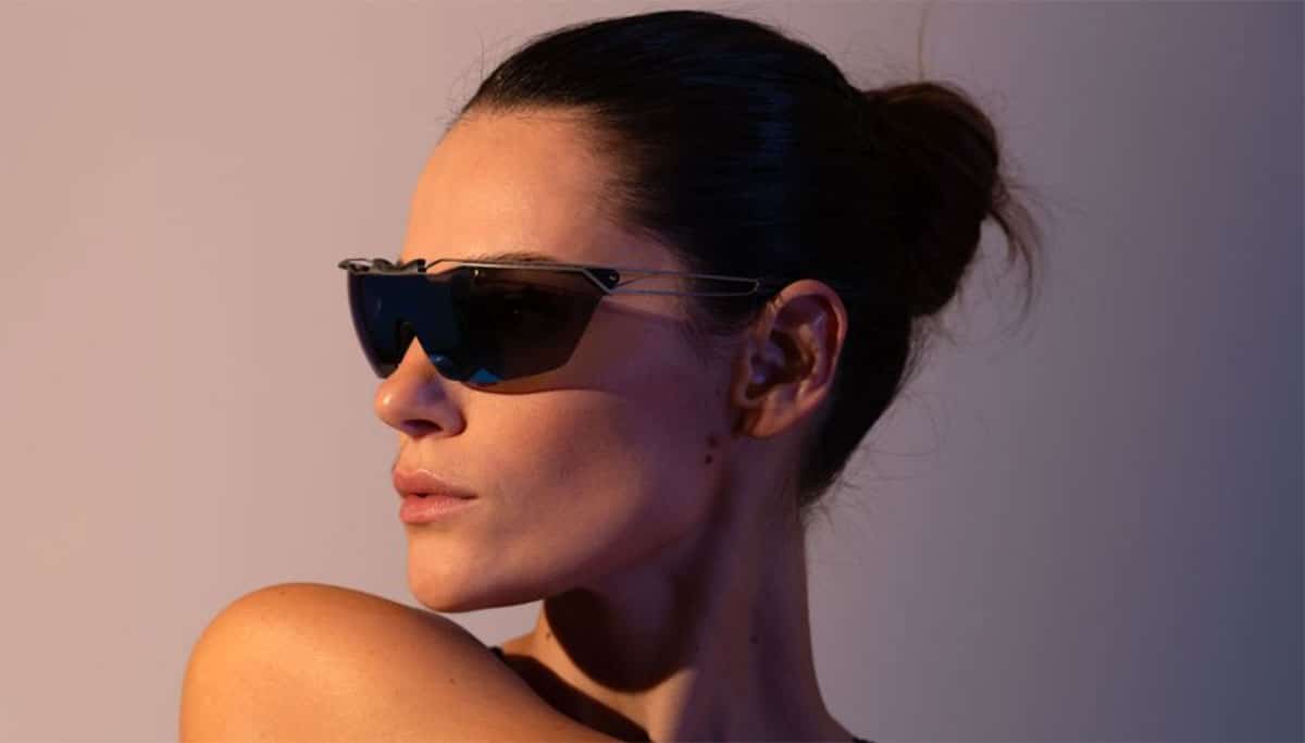 Coureuse portant les lunettes connectées engo3 Titanium
