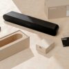 Barre de son Sonos Ray posée avec son emballage et ses accessoires