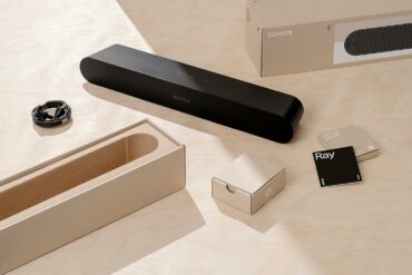 Barre de son Sonos Ray posée avec son emballage et ses accessoires