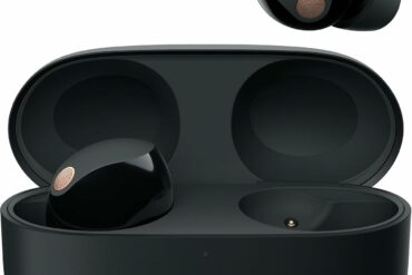 Écouteurs sans fil Sony WF-1000XM5 noirs avec leur boîtier de recharge