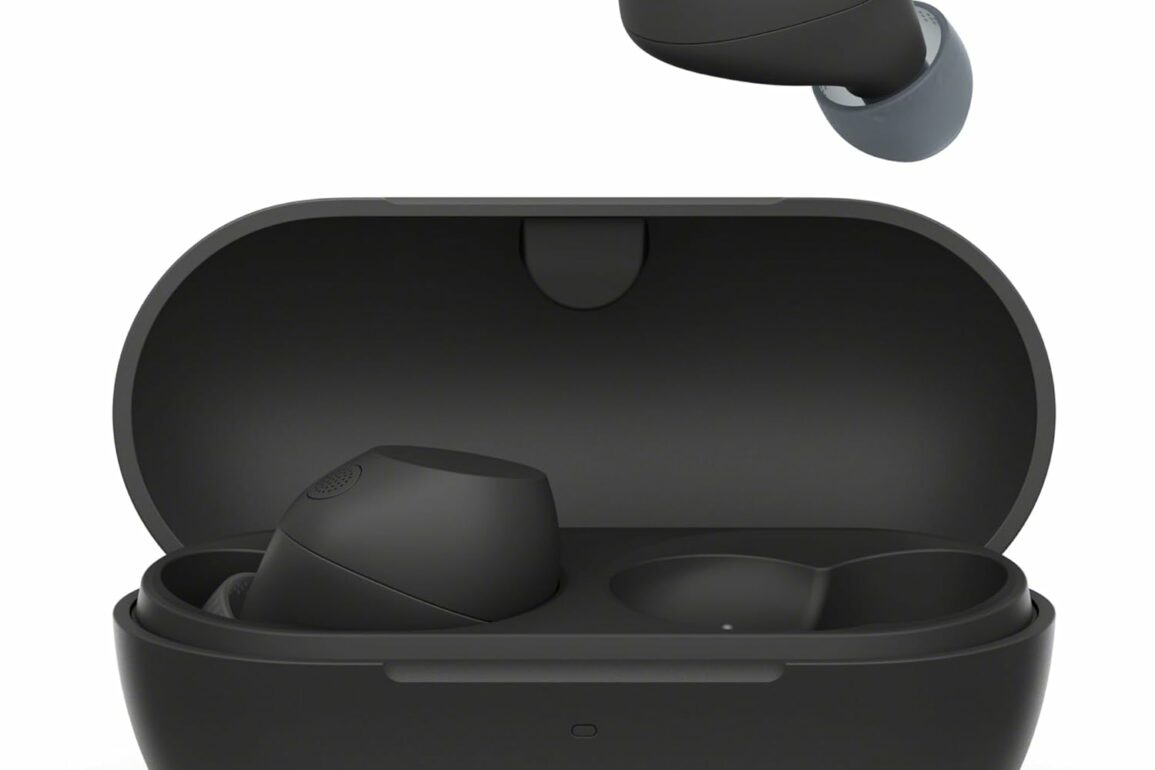 Écouteurs sans fil Sony WF-C710N avec leur boîtier de charge