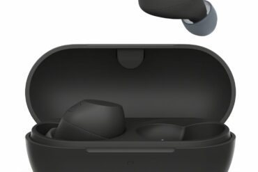 Écouteurs sans fil Sony WF-C710N avec leur boîtier de charge